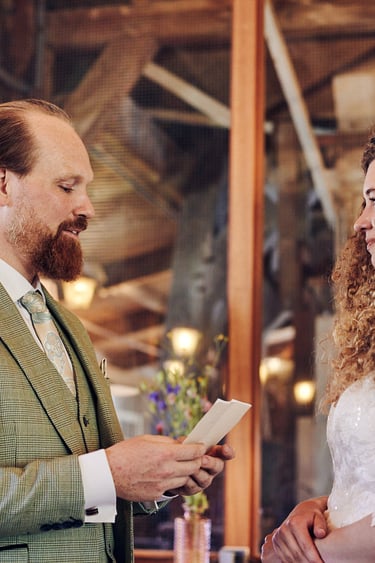 Der Bräutigam liest der Braut sein Gelübde vor.