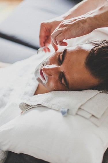 Der Bräutigam lässt sich vor der Hochzeit rasieren.