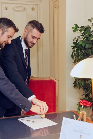 Homosexuelles Paar beim Stempeln der offiziellen Hochzeitsdokumente.