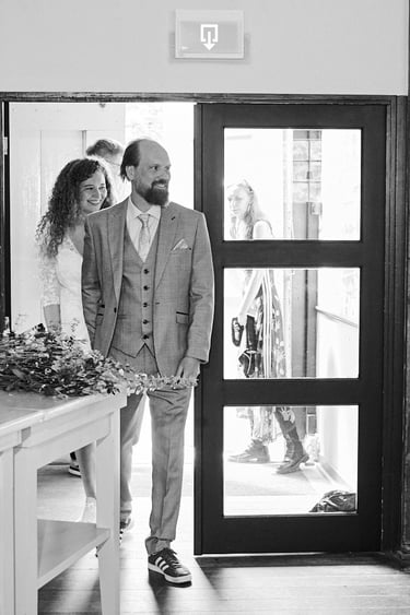 Braut und Bräutigam betreten den Zeremonienraum.