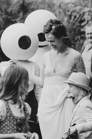 Die Braut wird von Kindern und als Außerirdische verkleideten Menschen zur Hochzeitszeremonie begleitet.