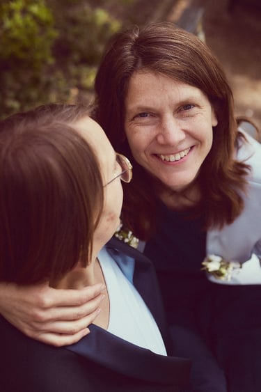 Die glückliche Braut schaut in die Kamera.