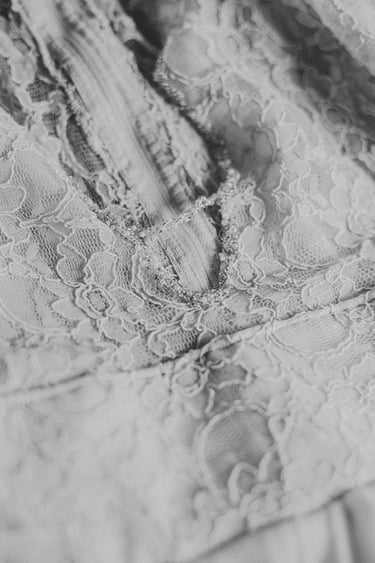 Detail eines Hochzeitskleides.