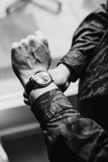 Der Bräutigam legt eine Uhr mit der Aufschrift Love an.