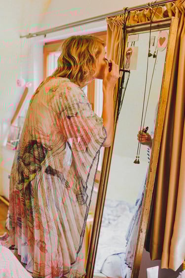 Hochzeitsgast beim Auftragen von Mascara.