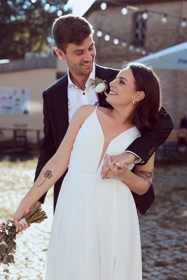 Porträt eines glücklichen Brautpaares.