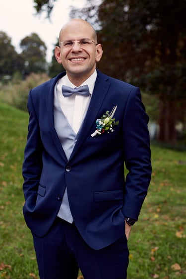Portrait of the groom in a blue suit.