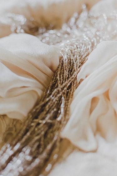 Perlen eines Hochzeitskleides.