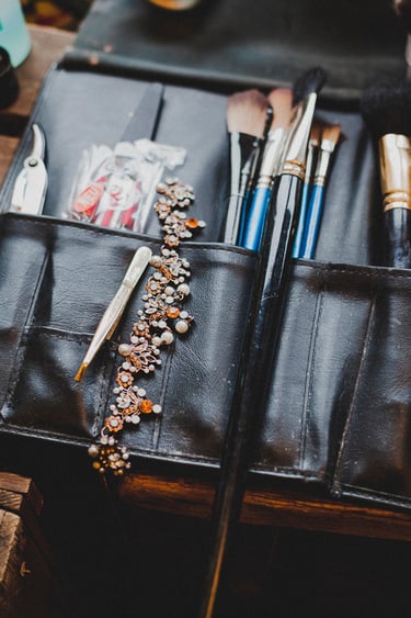 Make-up-Pinsel, Pinzetten und eine Halskette. 