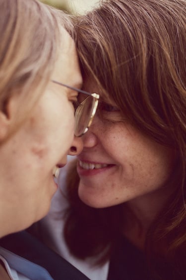 Nahaufnahme einer glücklichen Braut.