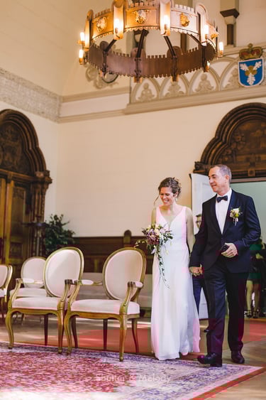 Bride and groom approaching chairs at the Shmargendorf civil registry.