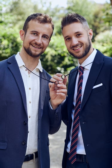 Ein schwules, frisch verheiratetes Paar zeigt seine Eheringe.