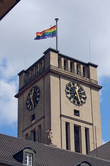 Das Gebäude des Standesamtes Tempelhof-Schöneberg mit einer Stolzflagge auf dem Dach.