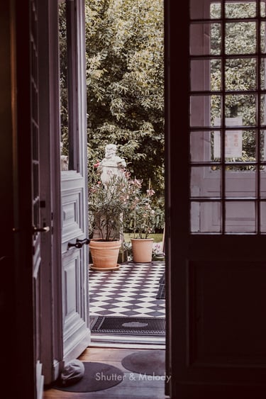 Blick auf den Garten vom Inneren des Schlosses Blankensee aus.