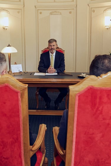 Der Standesbeamte spricht während der Trauung.