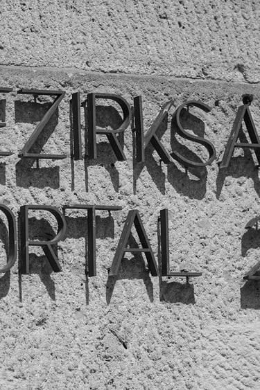 Standesamtliches Gebäudeschild neben einem Eingangsbereich.