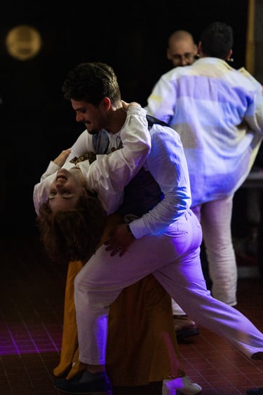 Un couple qui danse pendant le bal du mariage