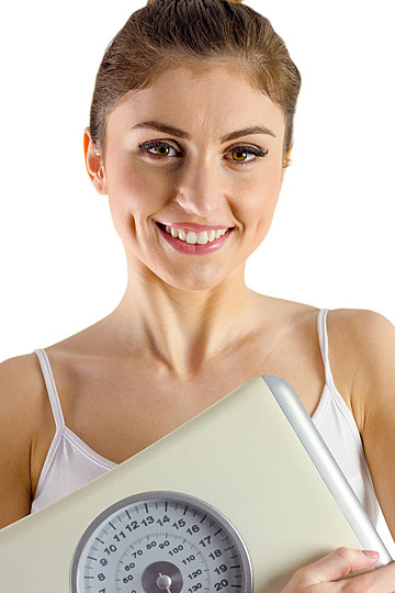 femme tient une balance