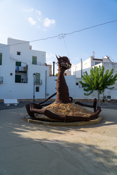 Monumento en la Plaza España de Sant Jordi, cerca de Carmens Rural