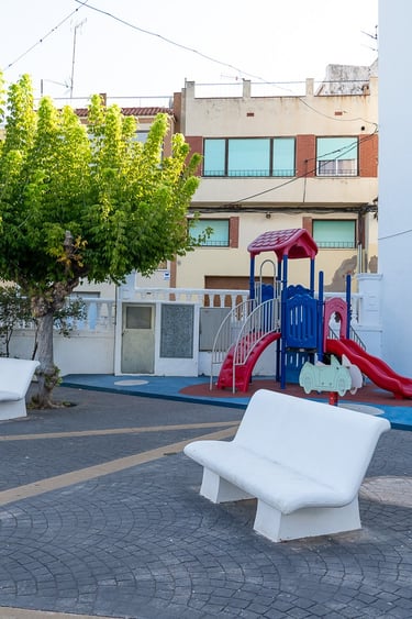 Zona de juegos infantiles en la Plaza España de Sant Jordi