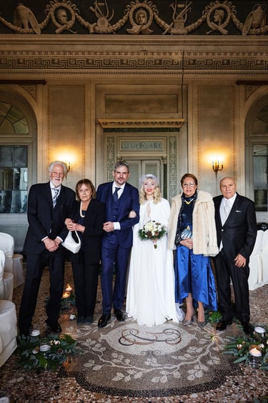 foto degli sposi con i genitori a fine cerimonia