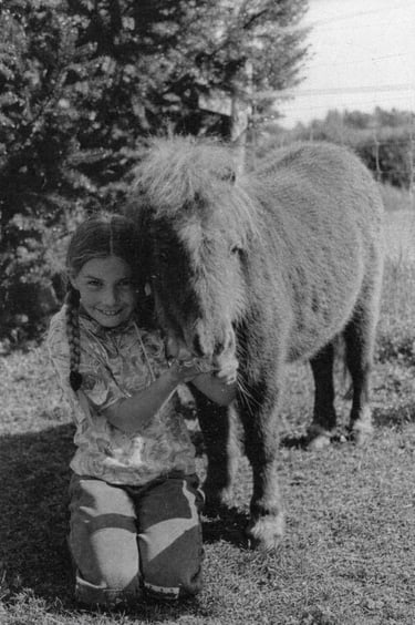 Ponytante als kleines Mädchen mit Ponyfohlen