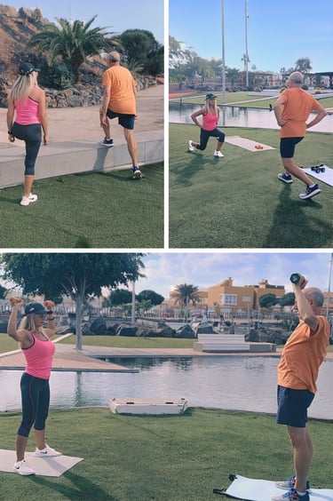 Valeria e cliente svolgono allenamento funzionale all’aperto su prato verde
