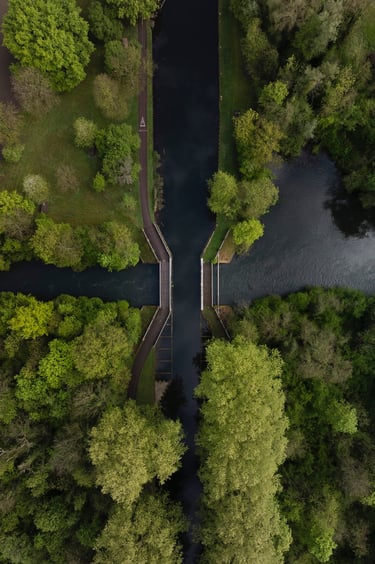 vue aérienne du pont-canal de la thumenau à Strasbourg, mettant en valeur l'ouvrage d'art et son environnement naturel
