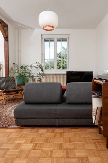 intérieur ancien d'un appartement cosy avec luminaire suspension Chouchin reverse de chez Foscarini