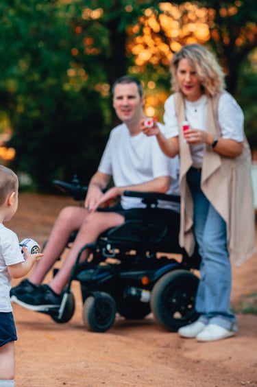 fotografia familiar de un niño jugando con sus padres en un parque de granada en una sesion de fotos