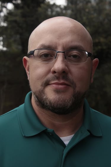 Roberto, who helps travelers and professionals overcome their fear and speak Spanish with confidence.