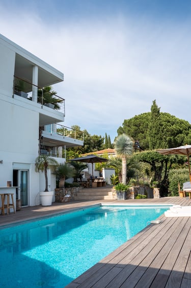 Villa moderne avec piscine dans le Var, photo immobilière professionnelle, luxe