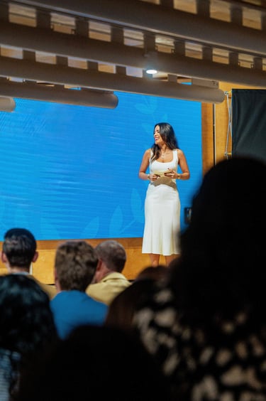 María Lázaro presentando un evento corporativo