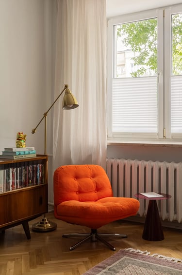 Klimatyczna sesja wnętrza: strefa relaksu z meblami vintage.