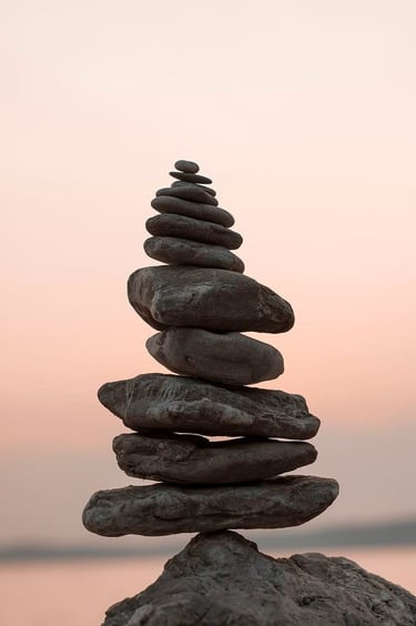 cairn: équilibre subtil de cailloux disposer l'un sur l'autre à la verticale.