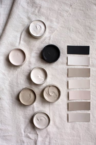 Paleta de colores japandi, desde blanco a beige y tonos marrones y grises