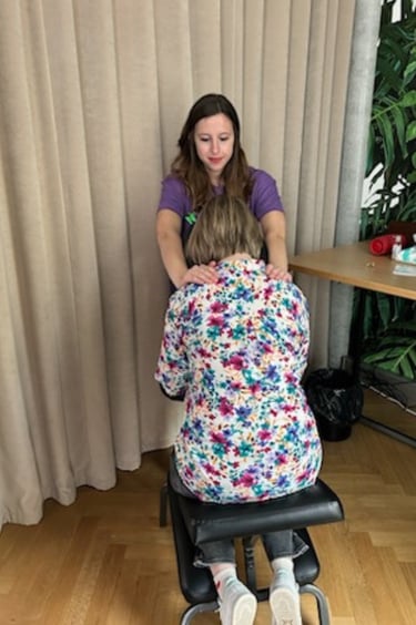 Pauline Bouanchaud réalisant un massage amma-assis pour la qualité de vie au travail d'une société