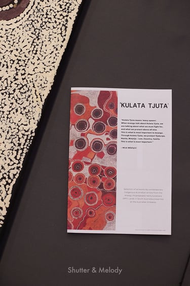 Eine Broschüre für eine Ausstellung über die Ureinwohner Australiens in der australischen Botschaft