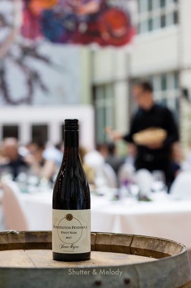 Eine Flasche Mornington Peninsula Pinot Noir bei einer Dinner-Veranstaltung.