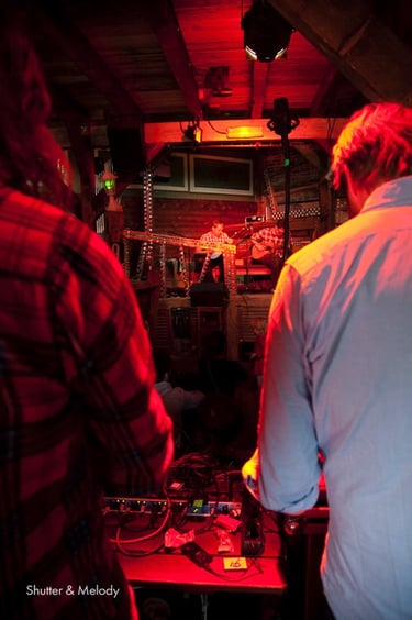Tontechniker und eine Zwei-Mann-Band auf der Bühne bei Down By The River 2011.
