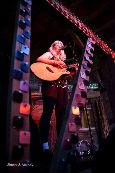 Mary Orcher bei einem Auftritt auf dem Down By The River Festival 2011.