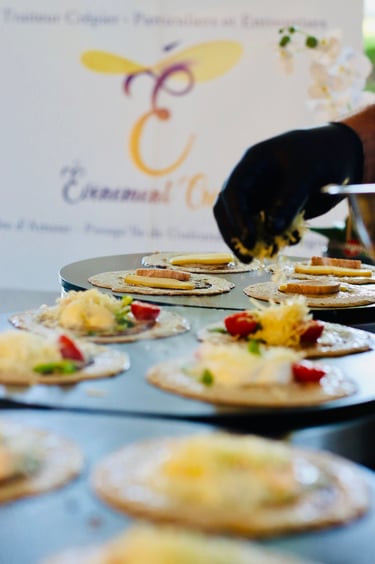 Préaparation de galettes salées avec étalement fromage râpé