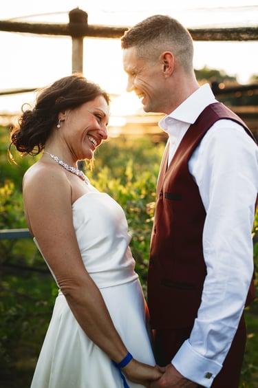Gli sposi insieme al tramonto tra le vigne della location