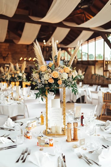 Décoration et centre de table fleuri lors d'un mariage.