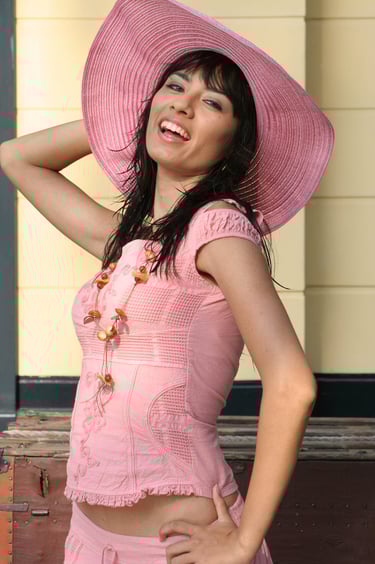 Retrato de mujer joven con sombrero de ala ancha