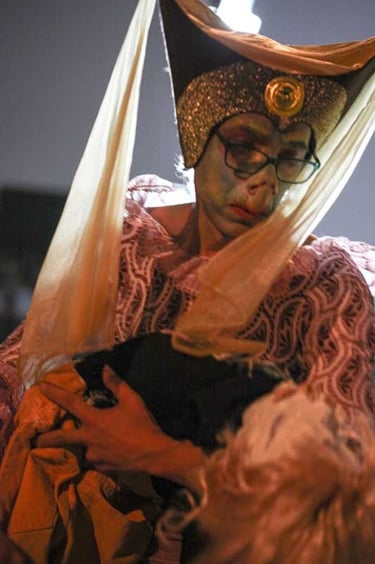 David Noir en duchesse grotesque porte son enfant mort dans les bras | Votre enfant n'a qu'un oeil | Photo Bernard Bousquet