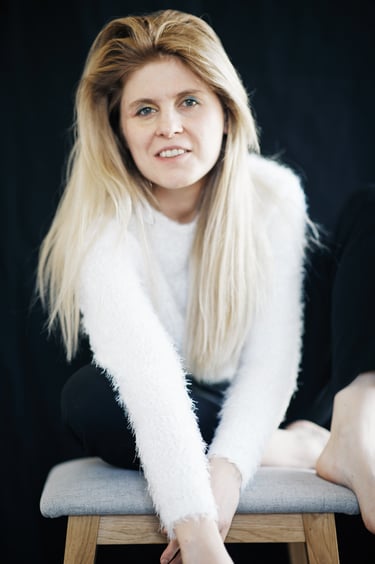 zdjęcie kobiety w rozpuszczonych włosach, uśmiecha się.