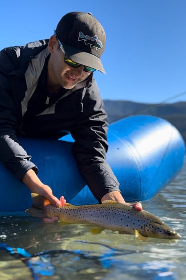 nico con su primer trucha marron de Lago Puelo