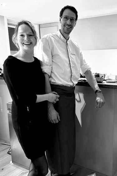 een foto van de eigenaren in een keuken