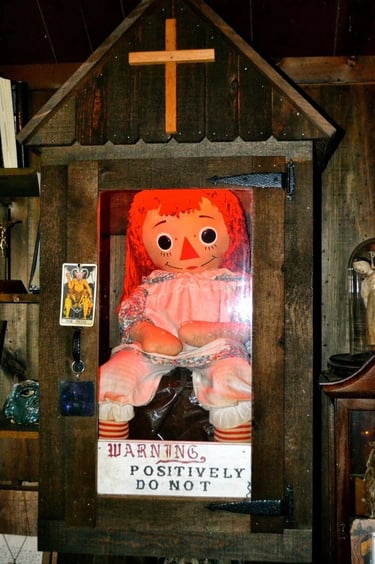 Boneca real da Annabelle. Bem diferente com a do filme.